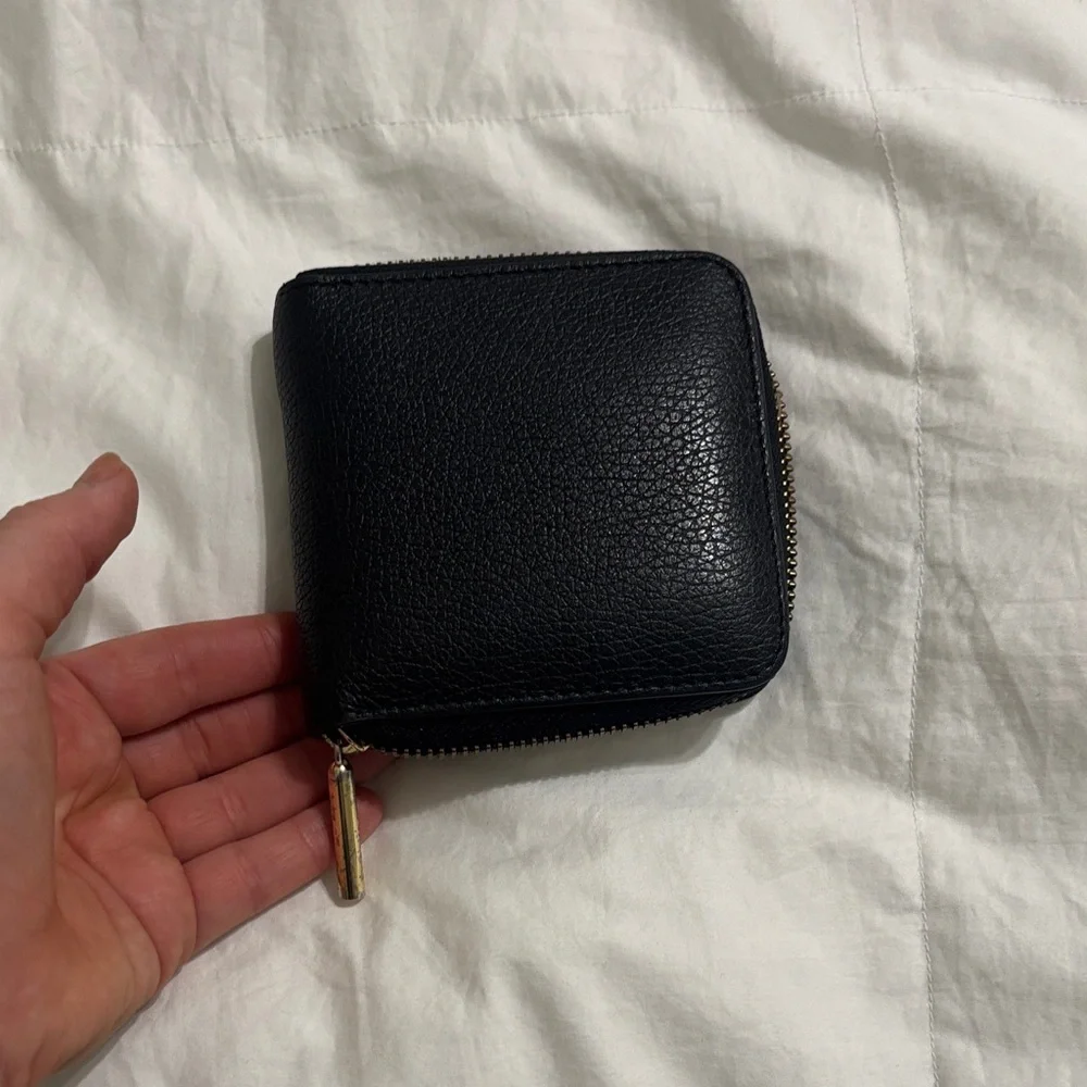 Cuyana Black Leather Compact Wallet - Picture 4 of 4